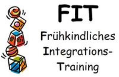 Das Bild zeigt das Programmlogo des Frühkindlichen Integrations-Trainings. Auf der linken Seite sind mehrere bunte Klötze, Bausteine und Kugeln abgebildet, die zu einem Turm gestapelt wurden. Auf der rechten Seite steht der Programmname FIT in Großbuchstaben und darunter Frühkindliches Integrations-Training.
