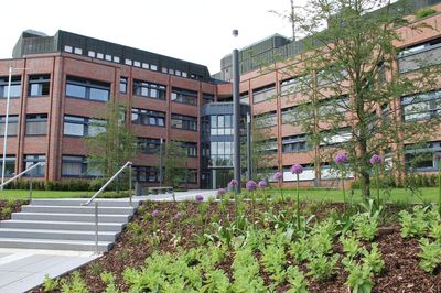 Das Bild zeigt die Fassade und den Haupteingang des Kreishauses in Warendorf.